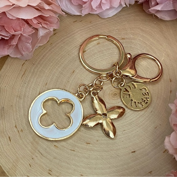 White and Gold Crystal Flower Clover Keychain Charm - Picture 12 of 15